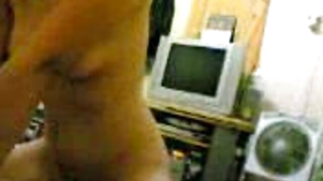 Якість HD :  Мініатюрна дівчина з порно зрілих мам красивим тілом розслабляється на шкіряному дивані Гаряче порно 