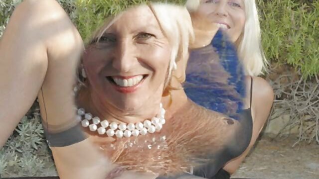 Якість HD :  Німфоманка стоїть порно зрілих мам біля басейну, наповнюючи свою тугу попку Гаряче порно 
